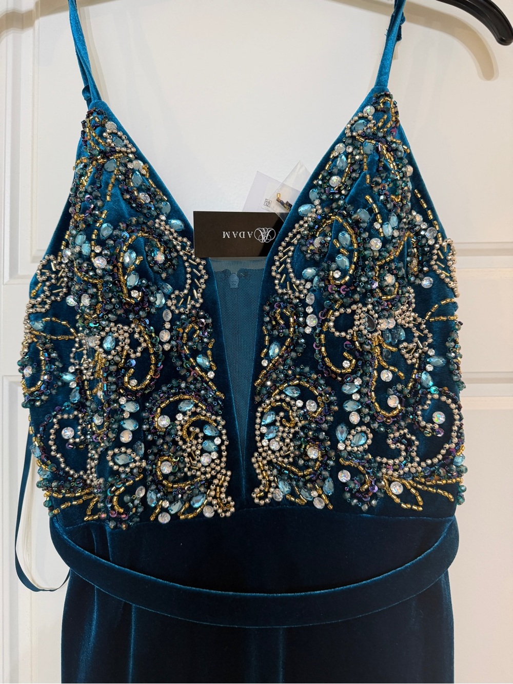 NWT Betsy Adam size 6 Embellished Teal Velvet Evening Dress with Beaded Bodice